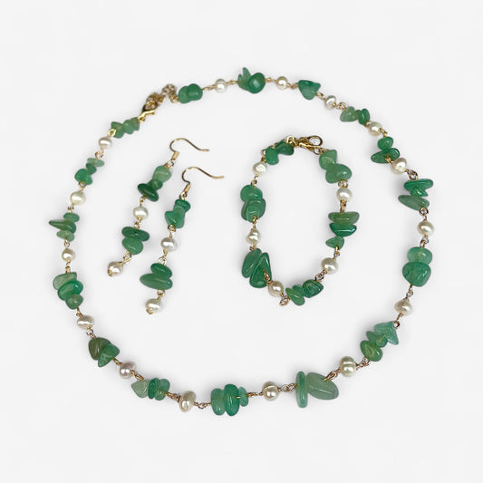 rómantískt sett (eyrnarlokkar, hálsmen, armband) með náttúrusteinum og perlum.